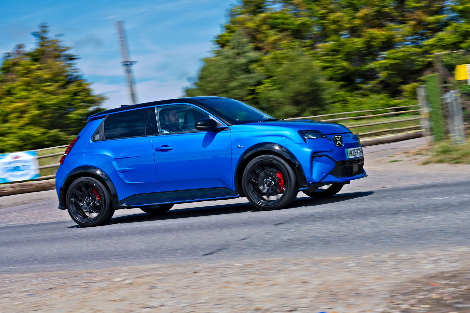 نمای جلو آلپاین A290 در حرکت