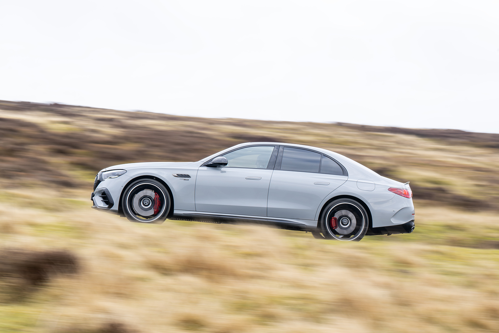 نمای جانبی مرسدس-AMG E53 با جزئیات اسپرت