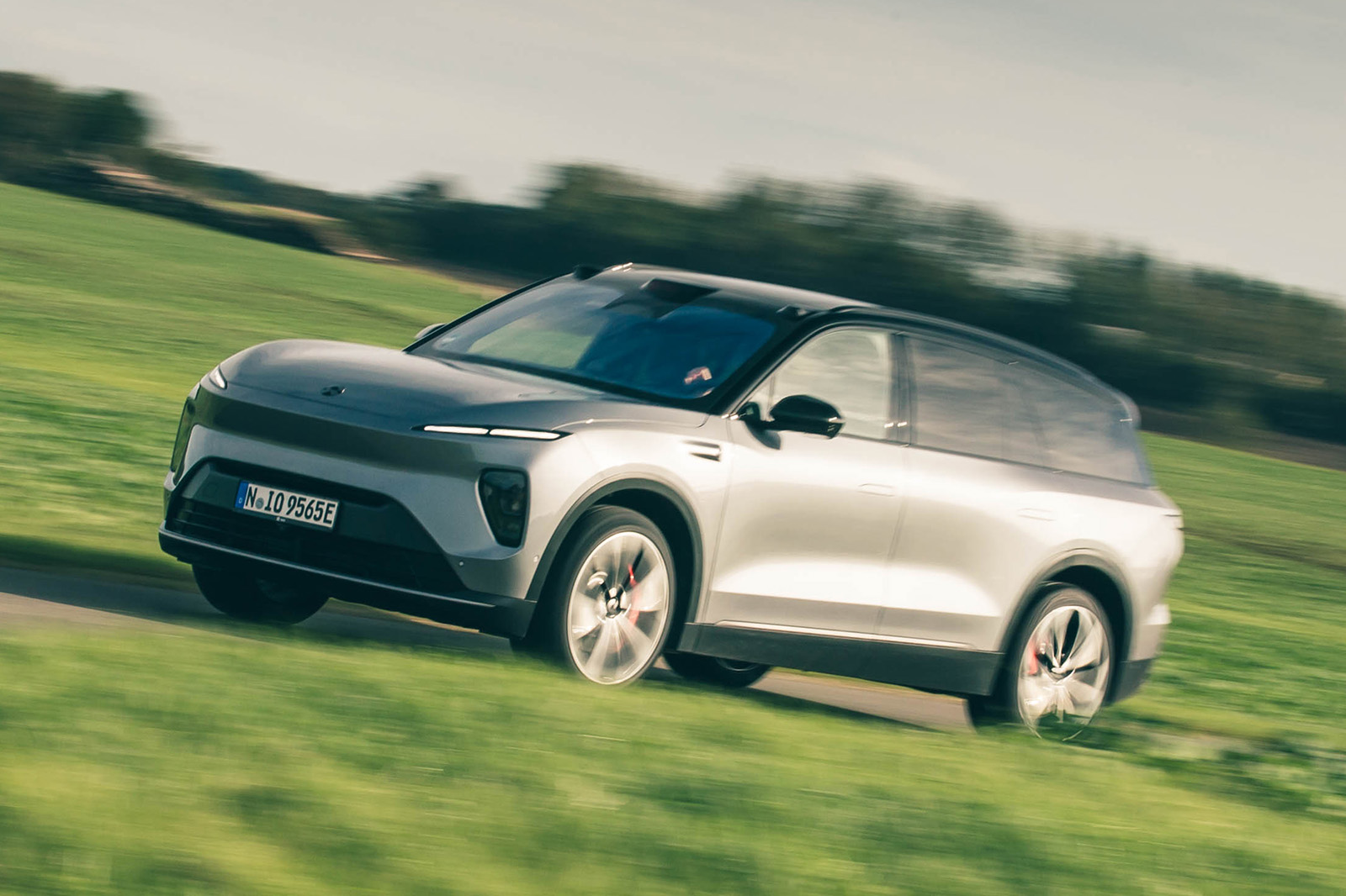 نیو EL8 در حال رانندگی از جلو