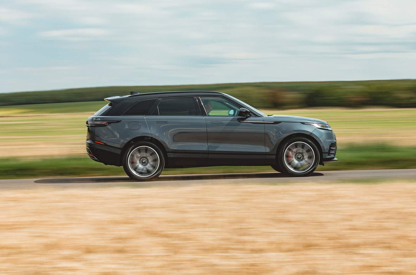 رنج روور ولار در حال حرکت با موتور قدرتمند