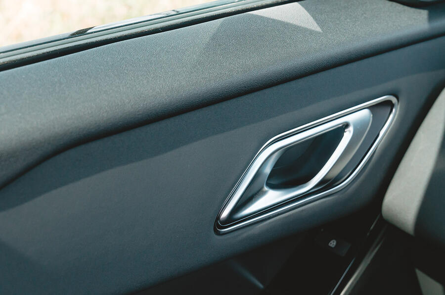 نمای صندلی‌ها و فضای داخلی رنج روور ولار مدل ۲۰۲۳