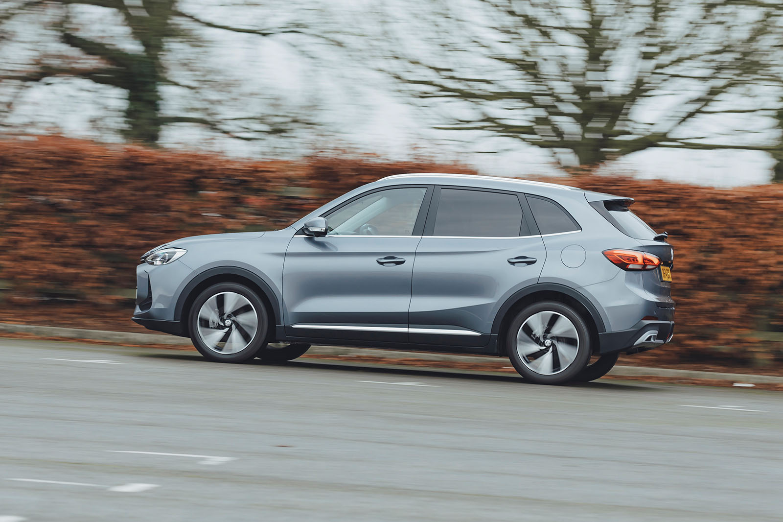 نمای جانبی ام جی ZS هیبریدی در حرکت