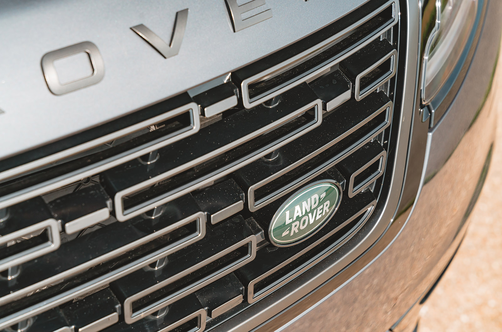 نمای جلو رنج روور ولار با چراغ‌های جدید و جلوپنجره تازه