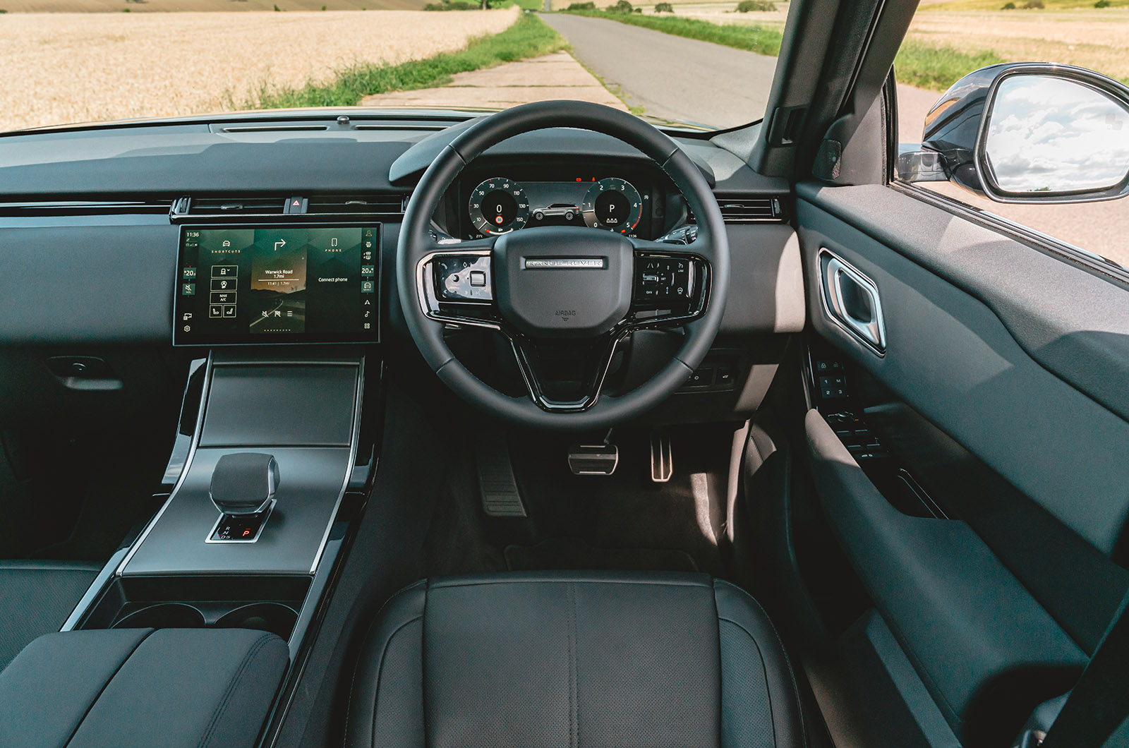 کابین داخلی رنج روور ولار با نمایشگر بزرگ و طراحی مینیمال