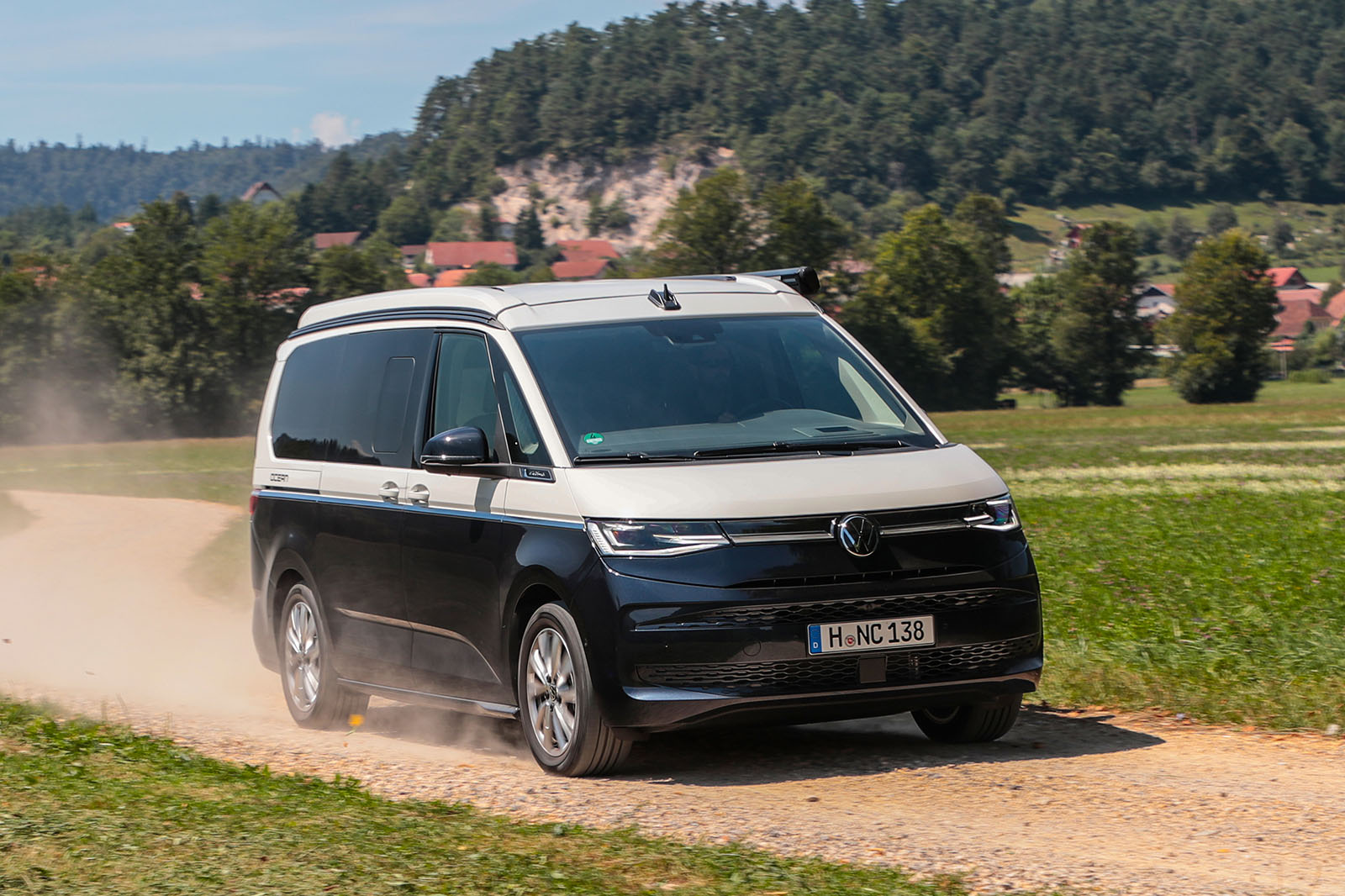 حرکت فولکس واگن کالیفرنیا در جاده