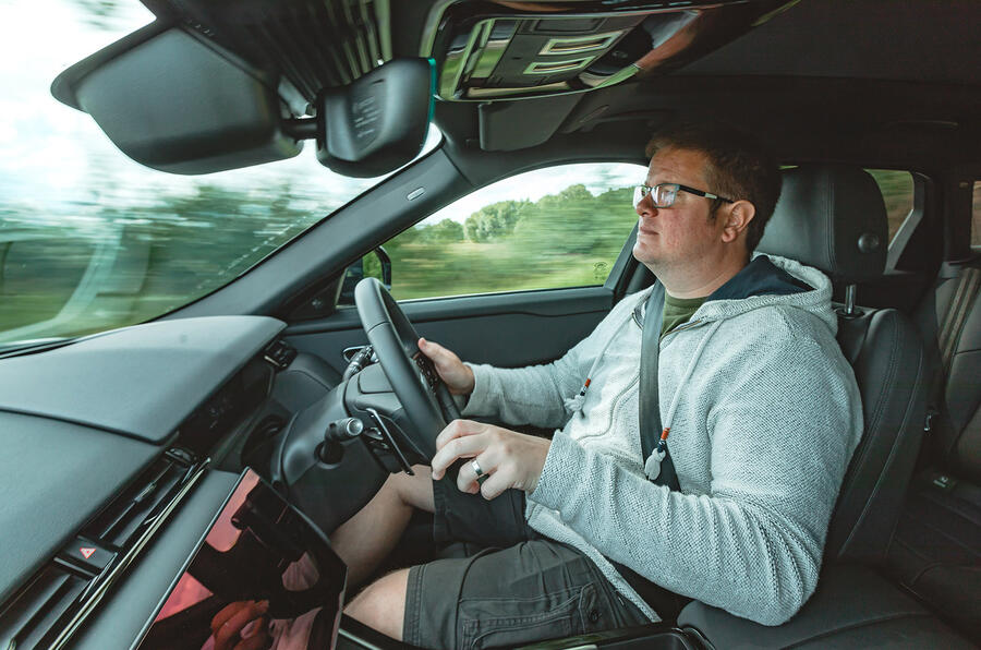 نمای موتور و اگزوز رنج روور ولار مدل ۲۰۲۳