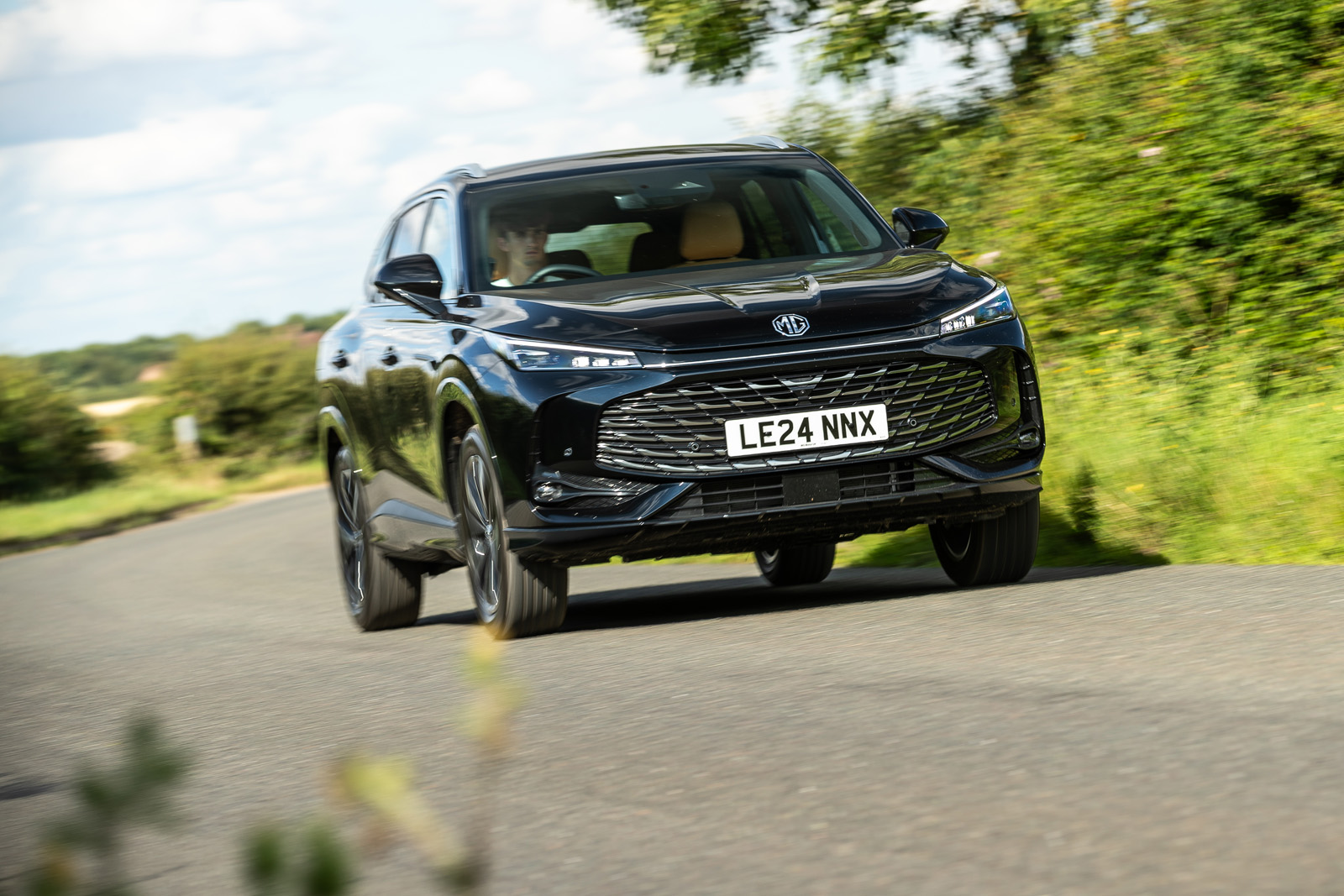 رانندگی پویا با ام جی HS