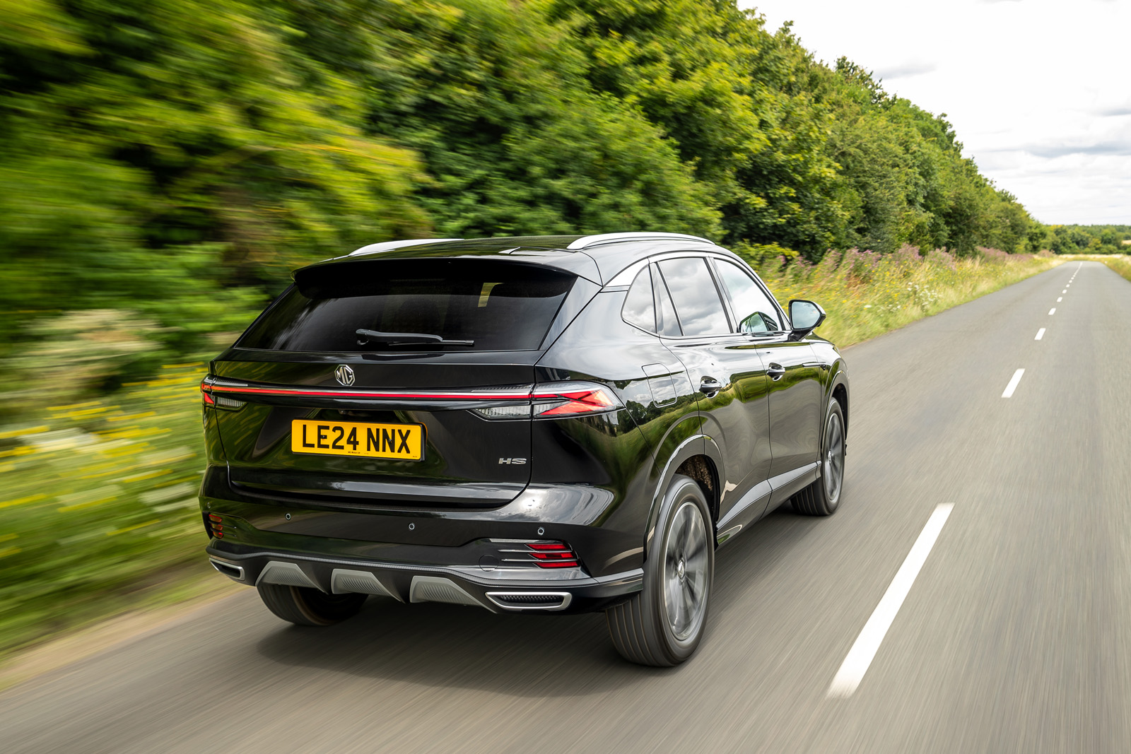 نمای عقب ام جی HS در حرکت