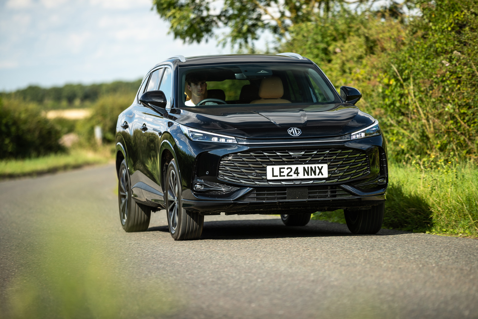 نمای جلو ام جی HS