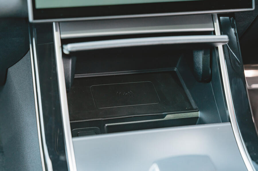 نمای نزدیک از کنسول مرکزی و نمایشگر رنج روور ولار مدل ۲۰۲۳