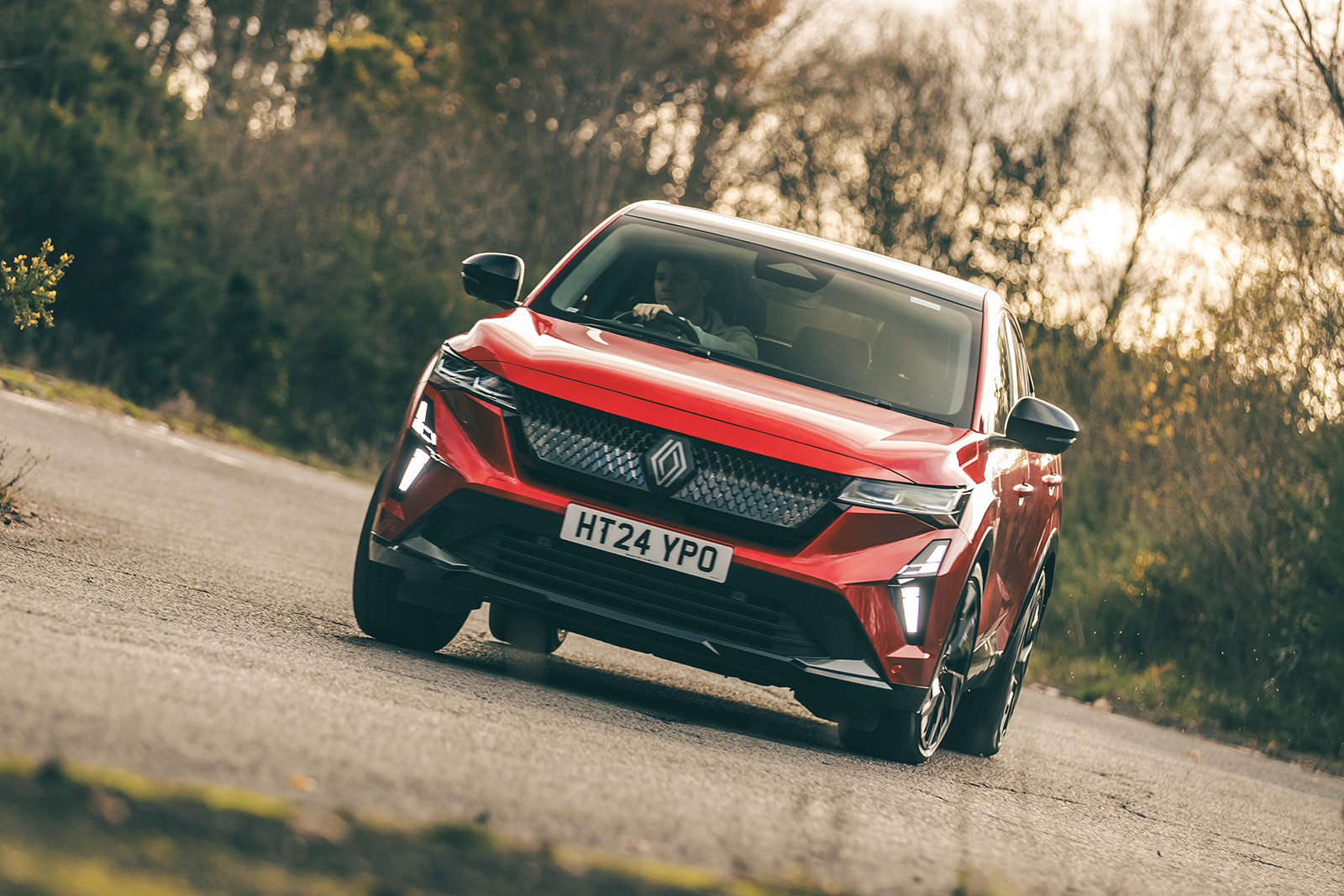 رنو رافال در حال عبور از پیچ