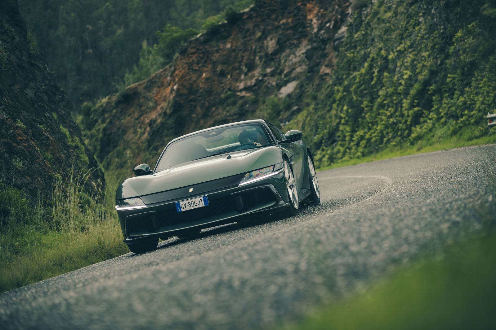 فراری 12 سیلیندری اسپایدر 2025 نمای جلویی کناری