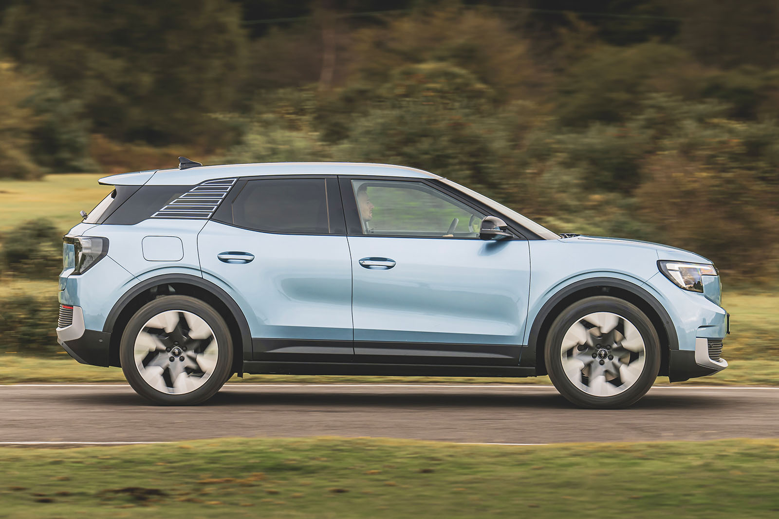 نمای جانبی فورد اکسپلورر برقی 2026