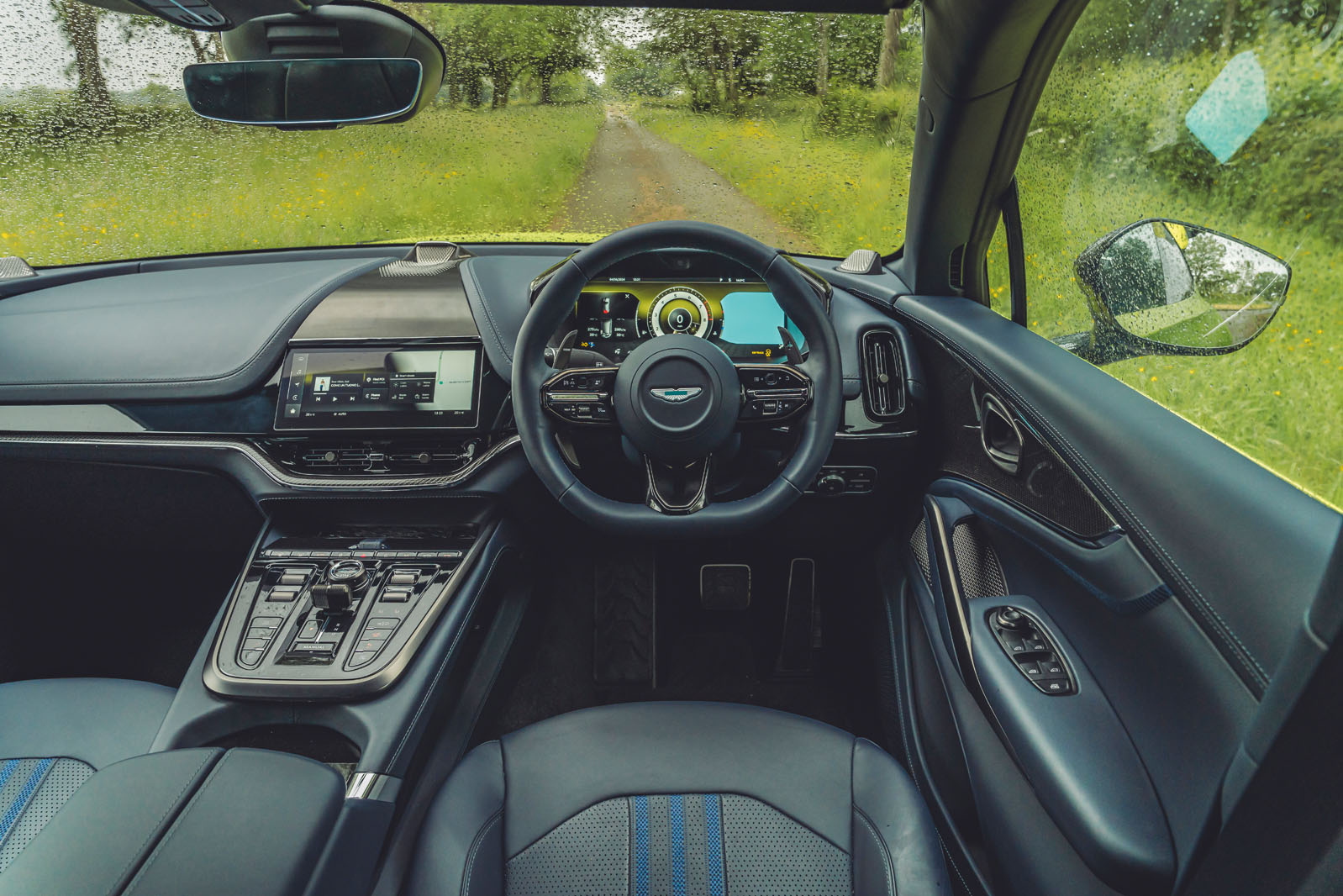 نمای داشبورد آستون مارتین DBX 707 مدل 2024