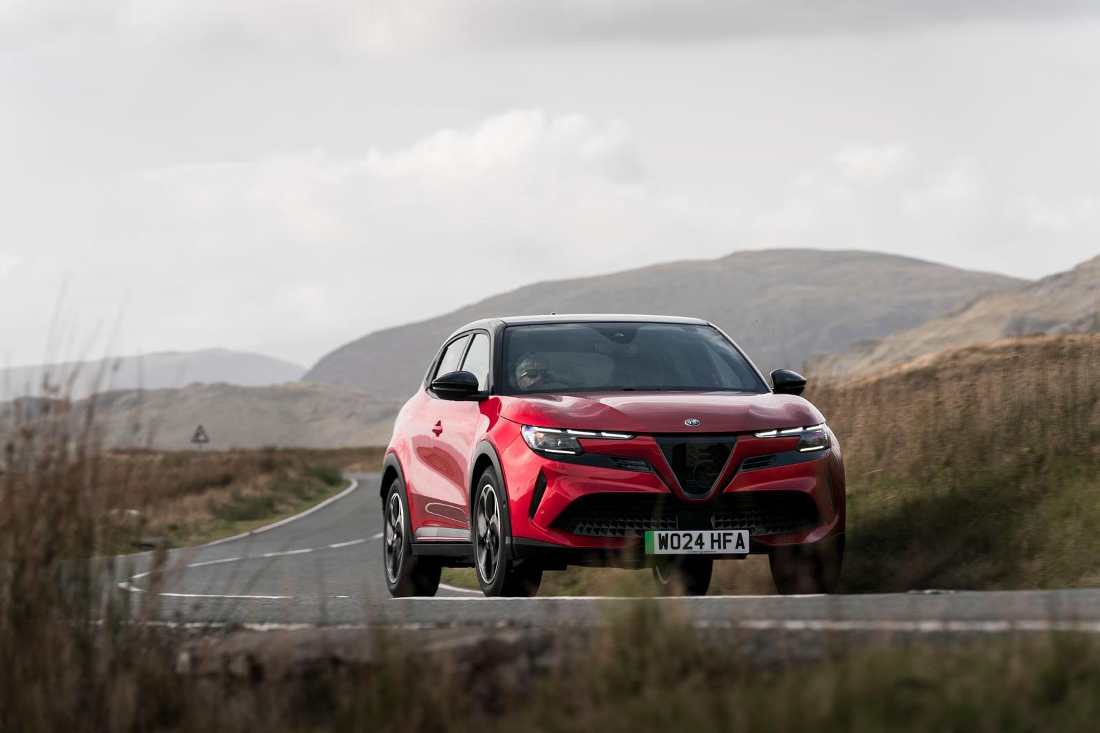 نمای جلو آلفارومئو جونیور در حرکت