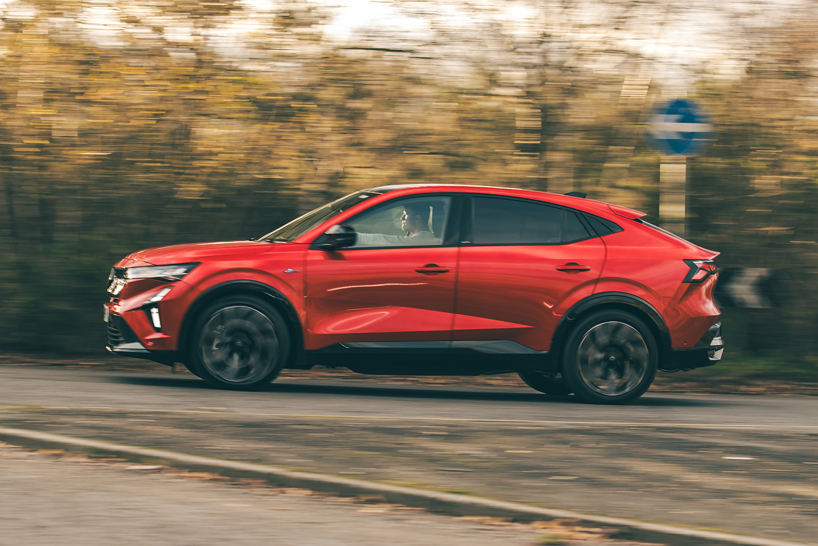 نمای جانبی رنو رافال در حال حرکت