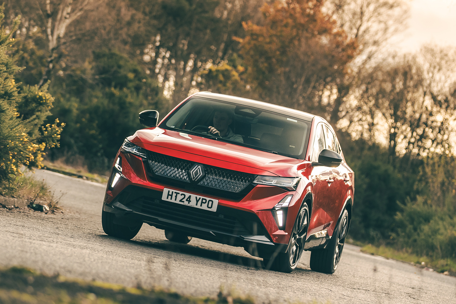 نمای سه رخ جلو رنو رافال