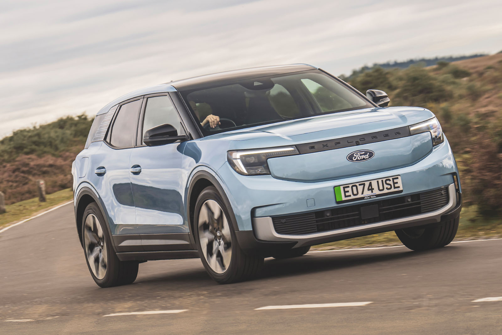 فورد اکسپلورر در پیچ جاده