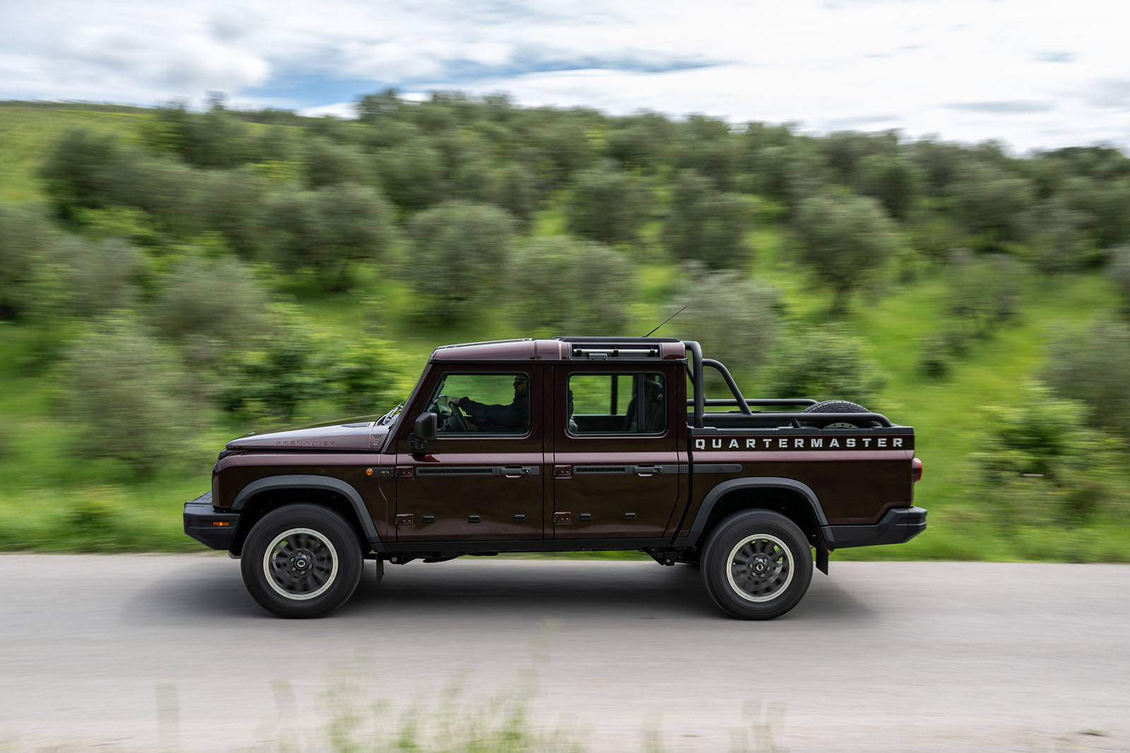 نمای جانبی اینئوس کوارترمستر