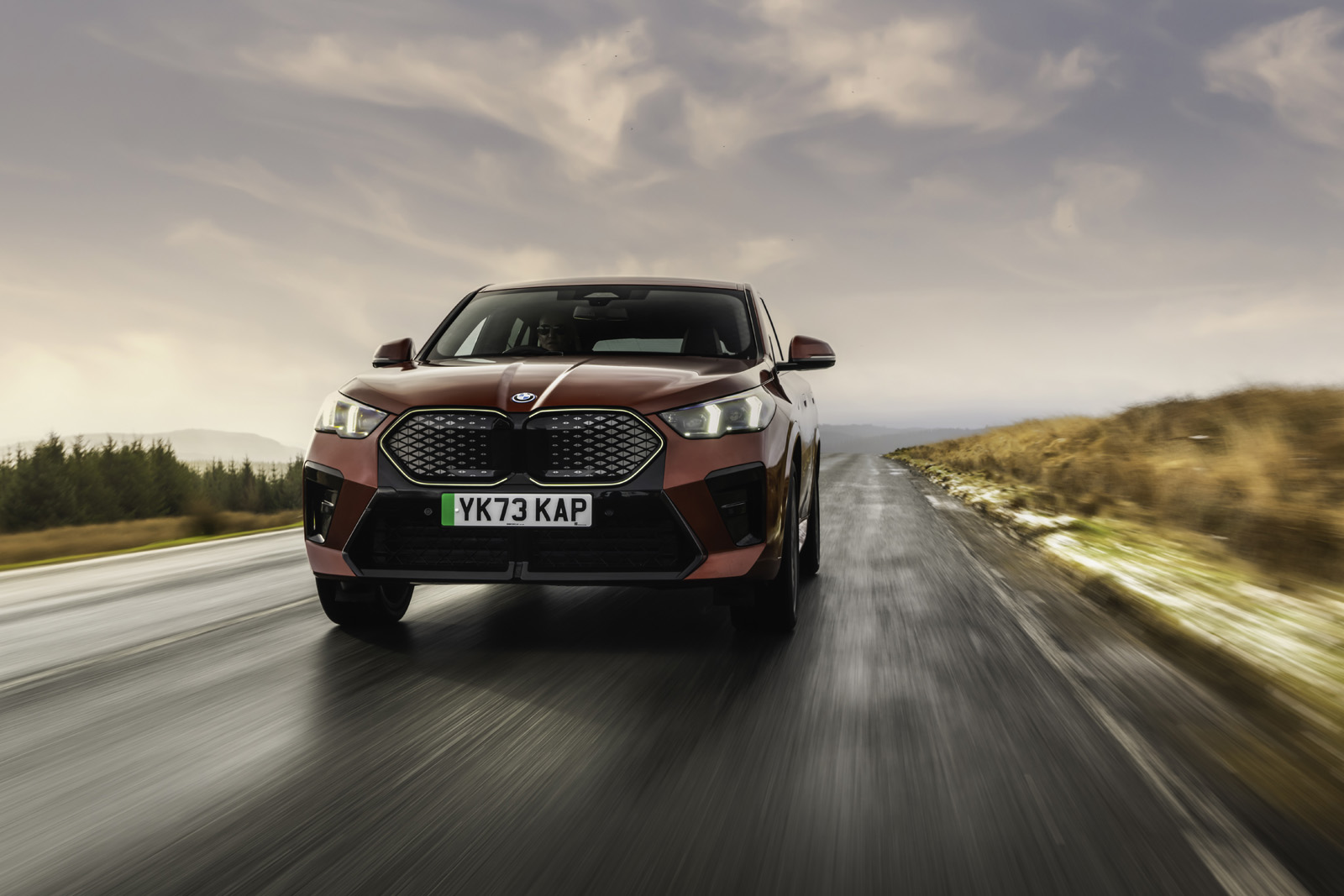 نمای جلو زاویه دار ب ام و iX2