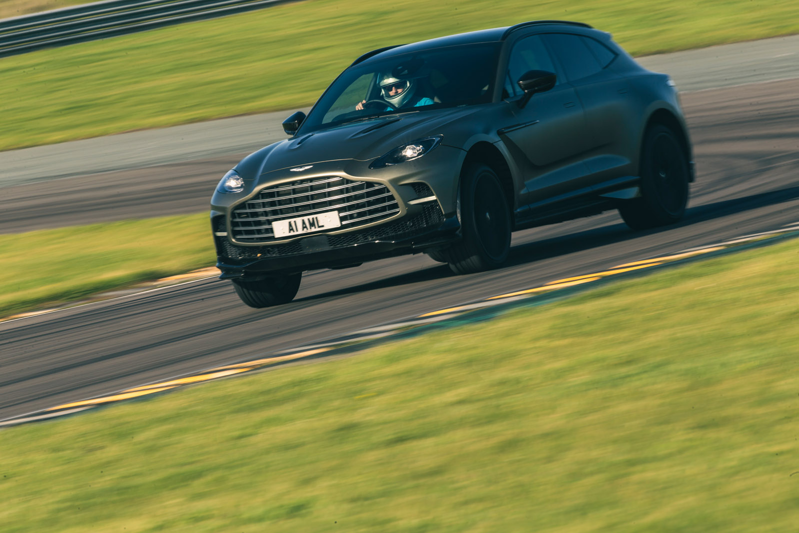 آستون مارتین DBX707 2022 از زاویه گوشه جلو