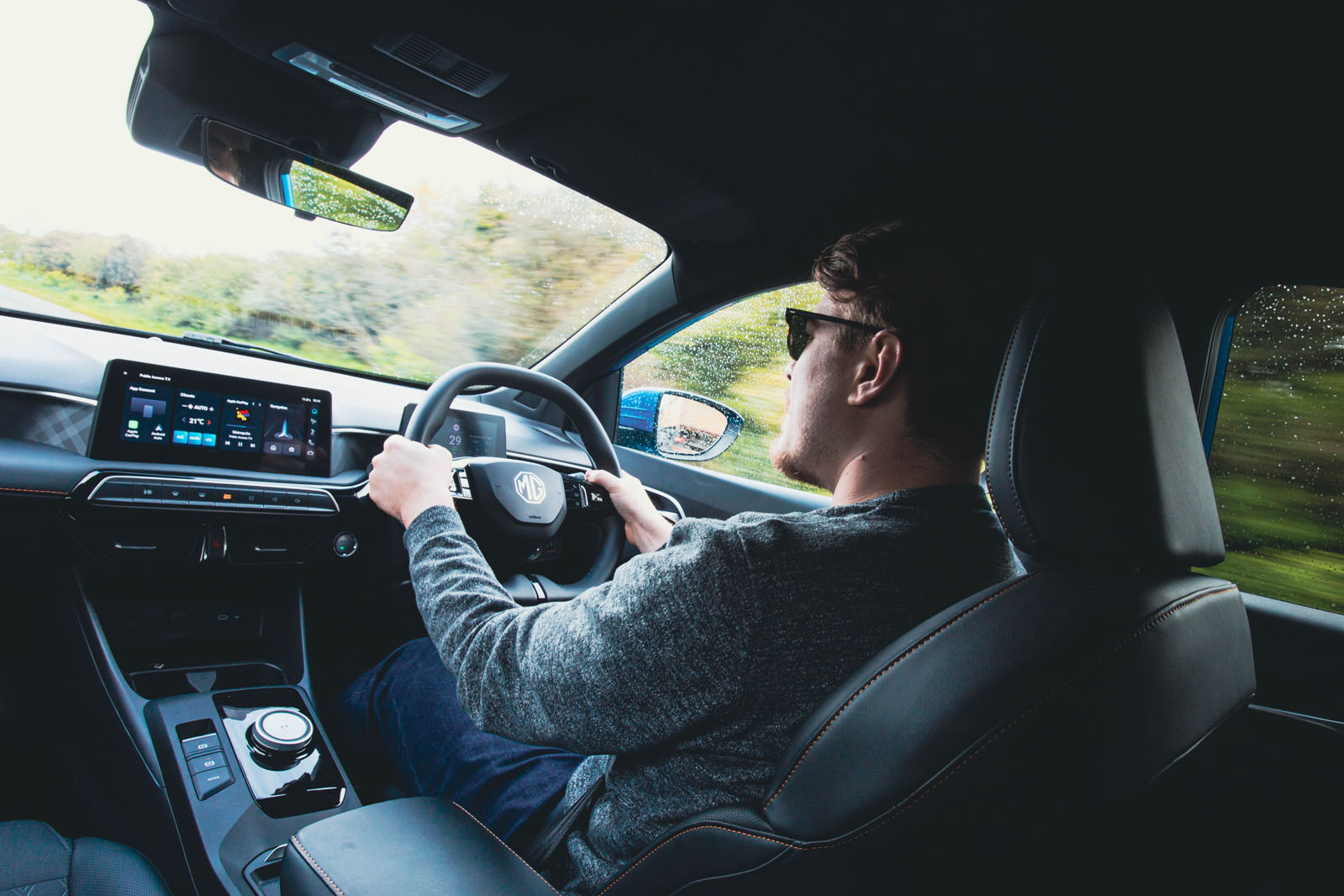 کابین MG 3 در حال رانندگی