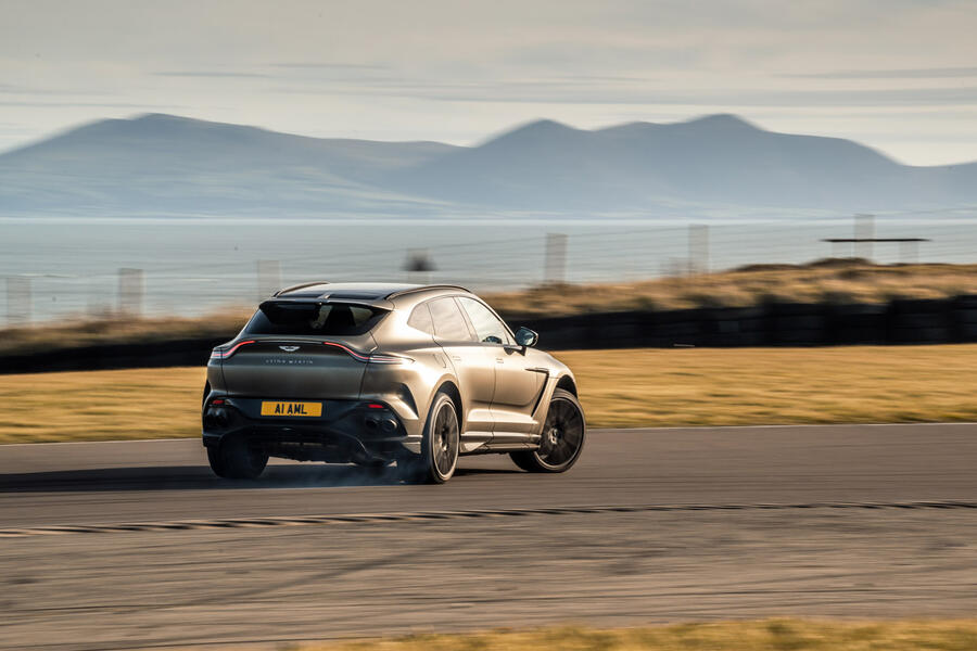 آستون مارتین DBX707 2022 در گوشه عقب اوراستیر