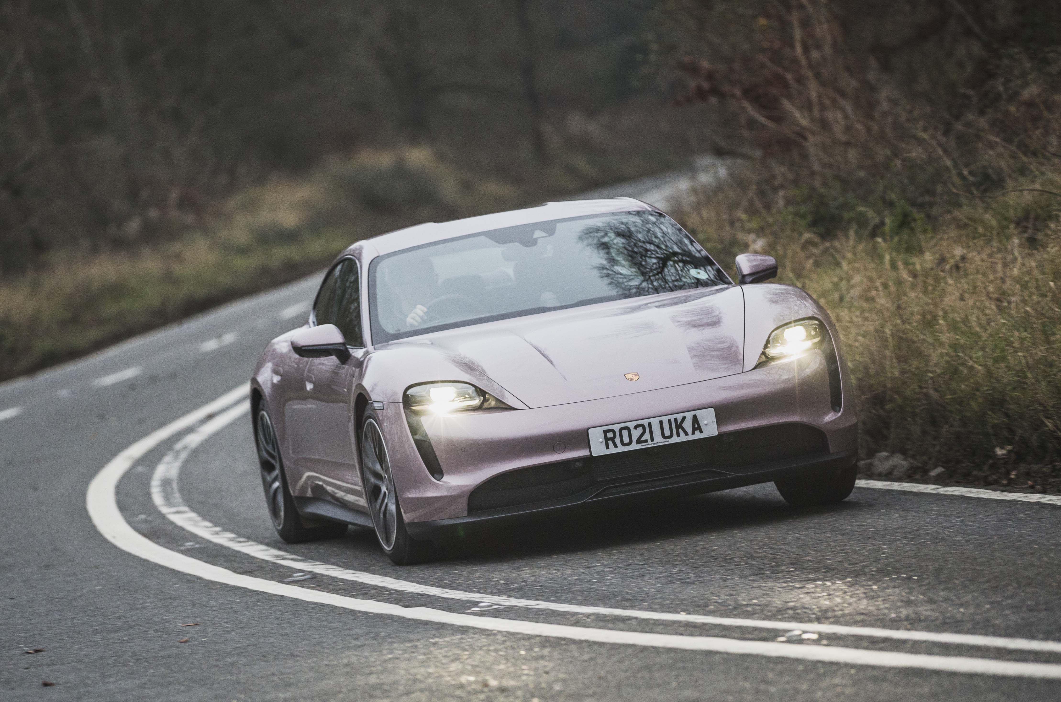 نمای جلو پورشه تایکان RWD از گوشه