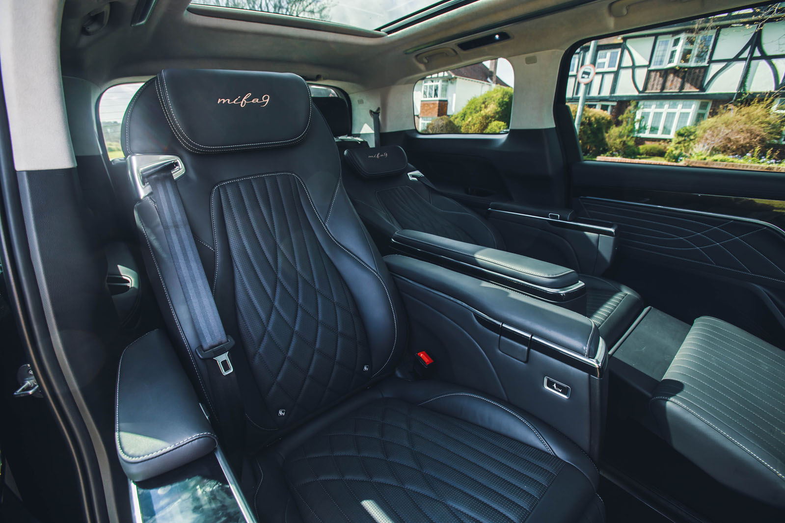 طراحی صندلی های عقب مکسوس میفا 9