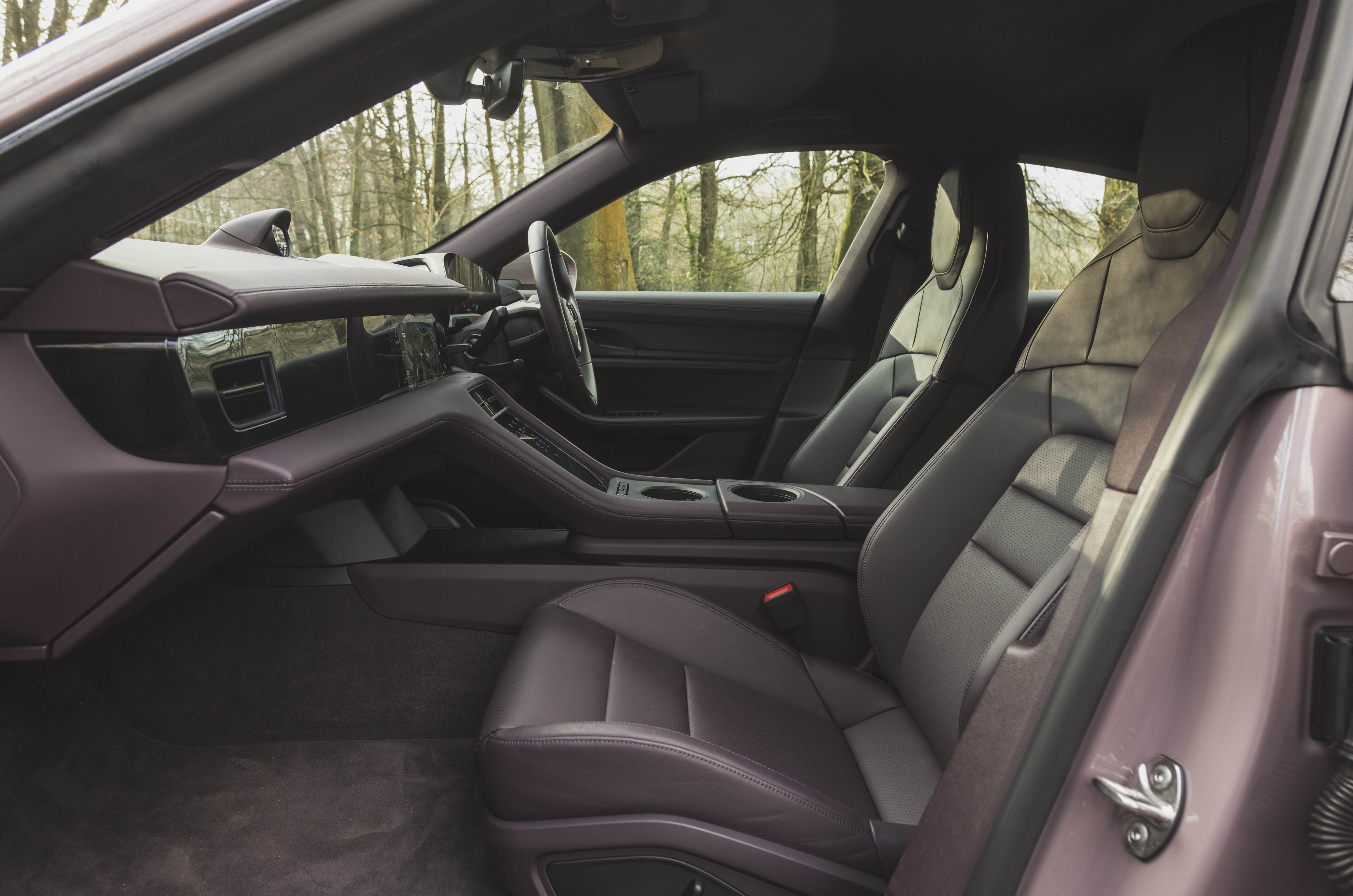 نمای صندلی‌های جلو و داشبورد پورشه تایکان RWD