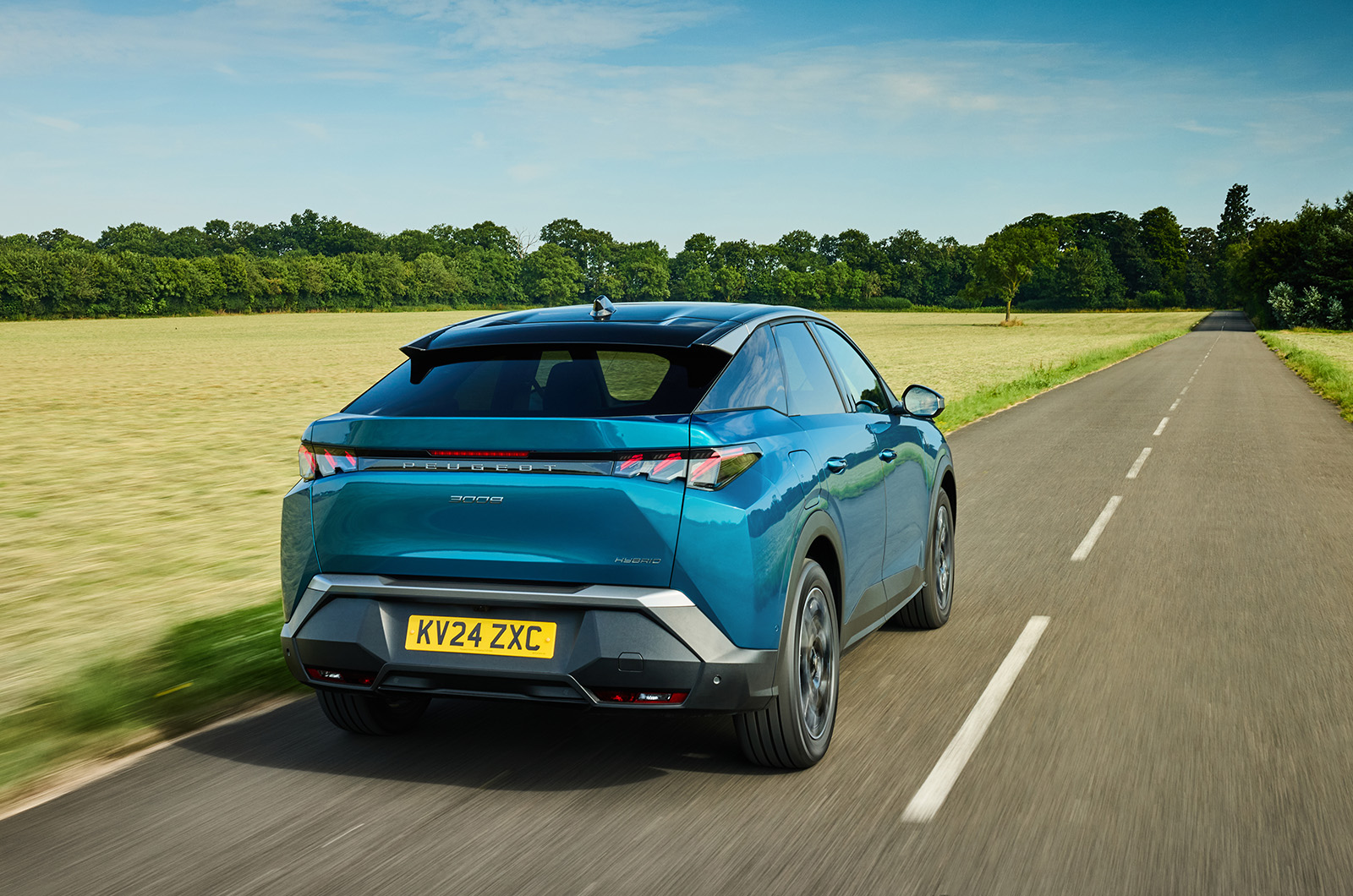 نمای عقب پژو 3008 هیبرید در حال حرکت