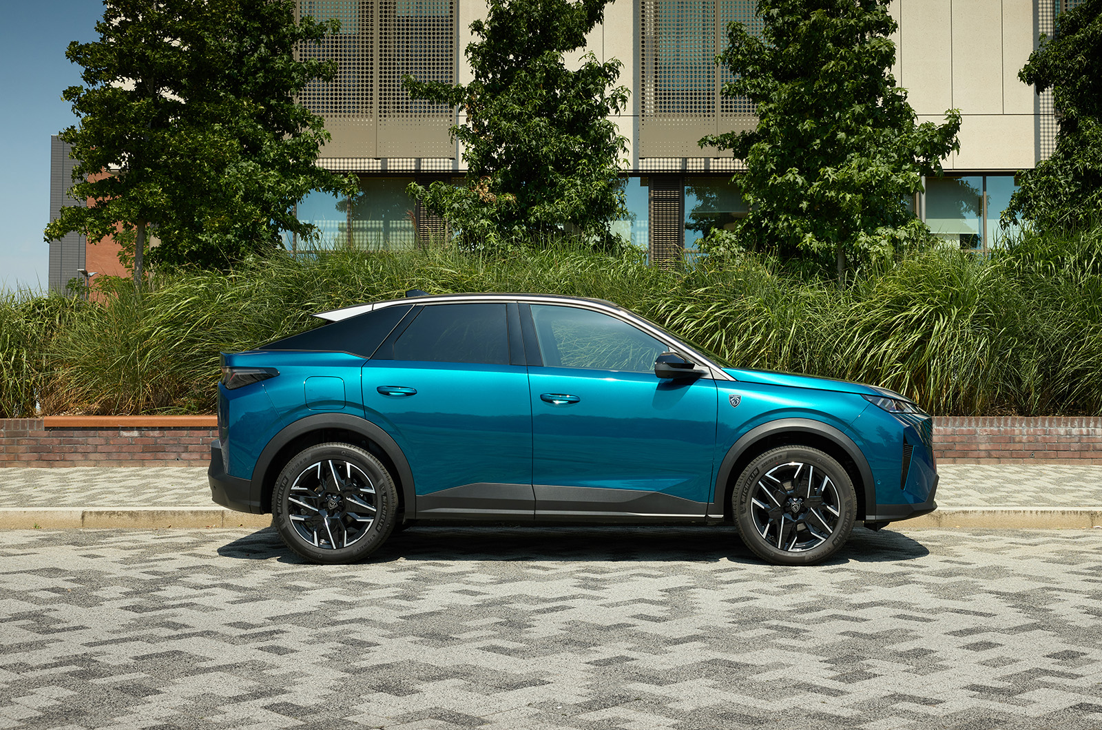 نمای جانبی پژو 3008 هیبرید