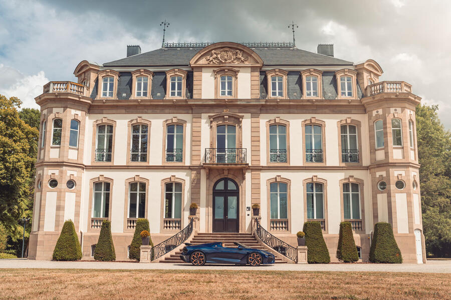 نمای نزدیک از چرخ و بدنه بوگاتی میسترال