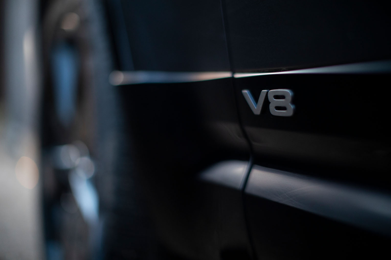 نشان V8 روی بدنه دیفندر 130