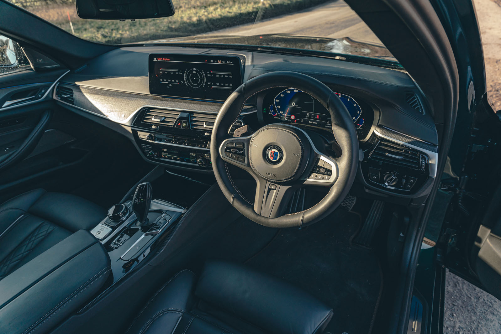 نمای داخلی و چیدمان داشبورد آلپینا b5 gt