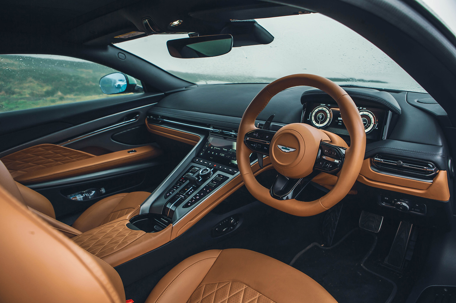 کابین لوکس و مدرن آستون مارتین DB12