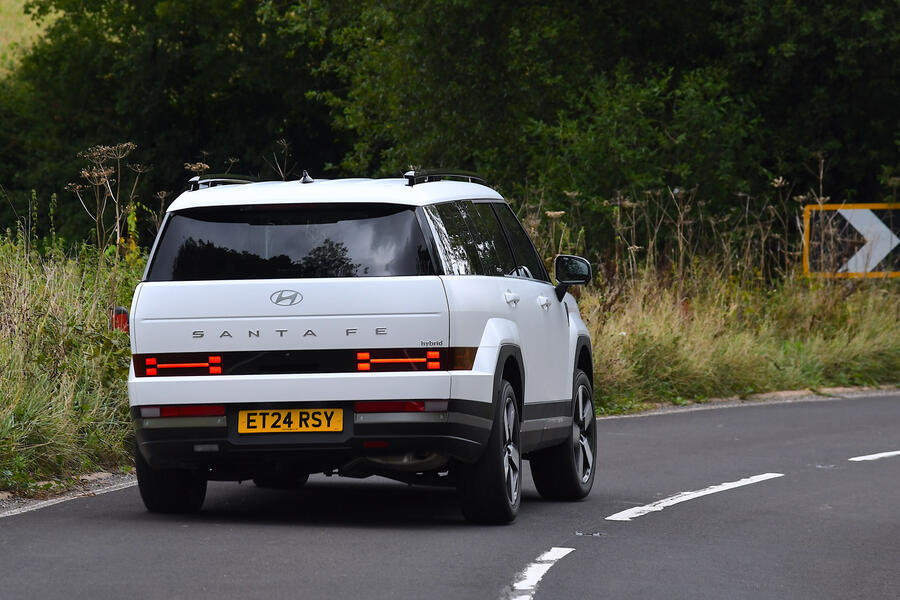 نمای عقب هیوندای سانتافه در پیچ