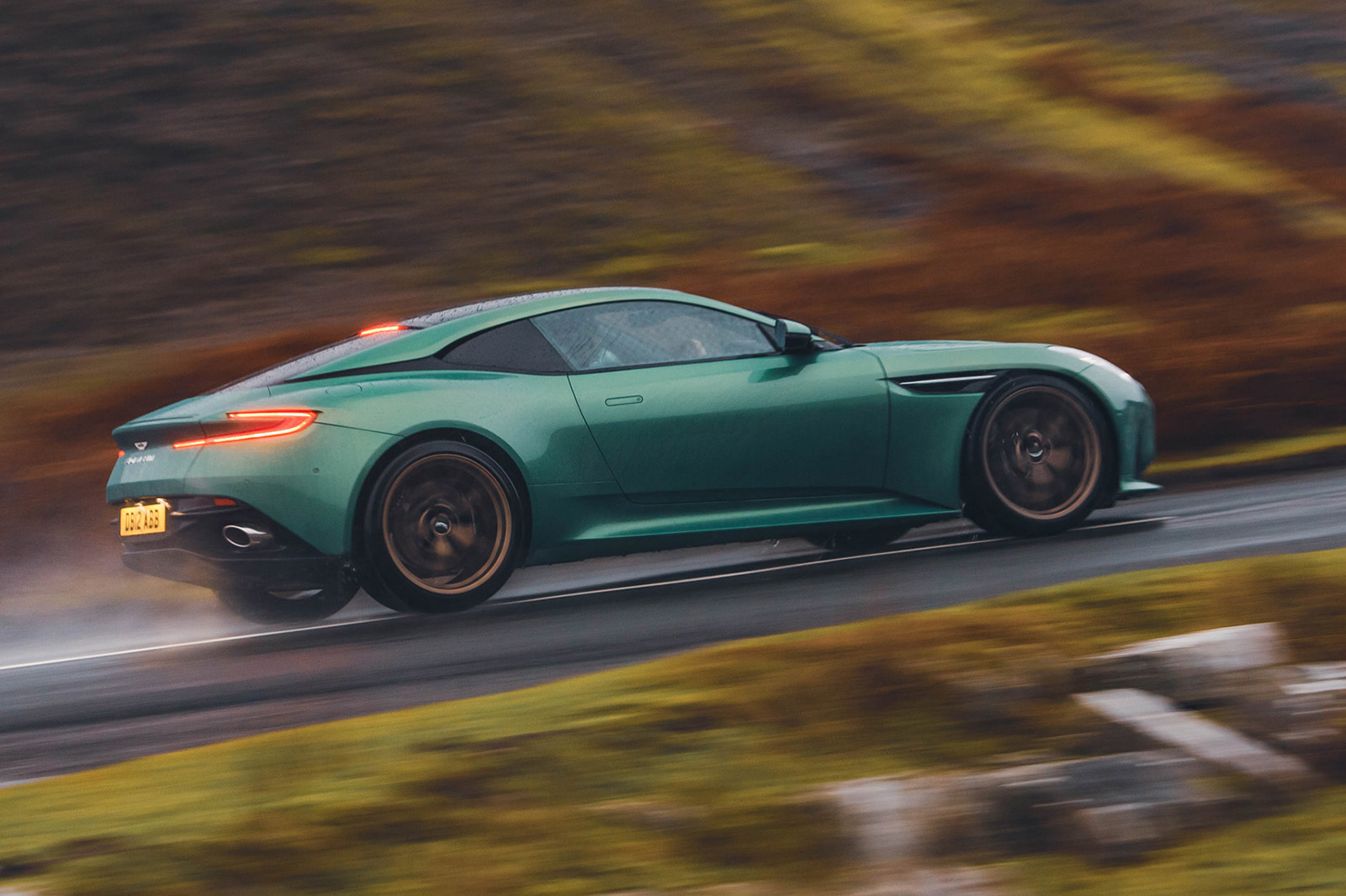 نمای عقب در حال حرکت سریع DB12