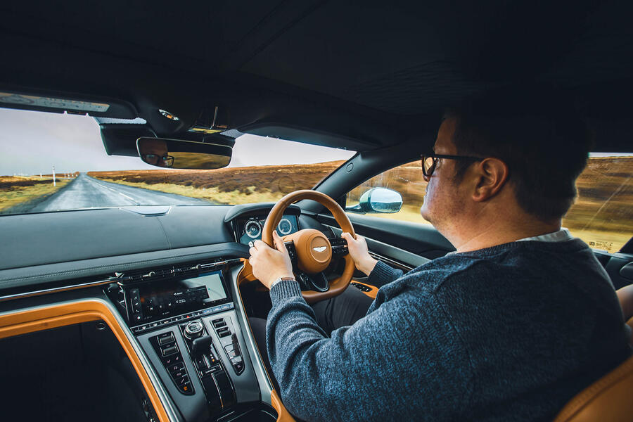 رانندگی با آستون مارتین DB12 در جاده