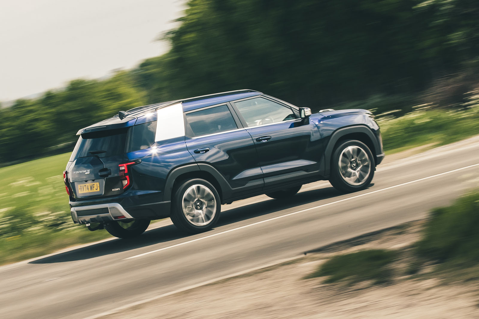 نمای جانبی کی‌جی‌ام تورس ۲۰۲۶ در حال حرکت