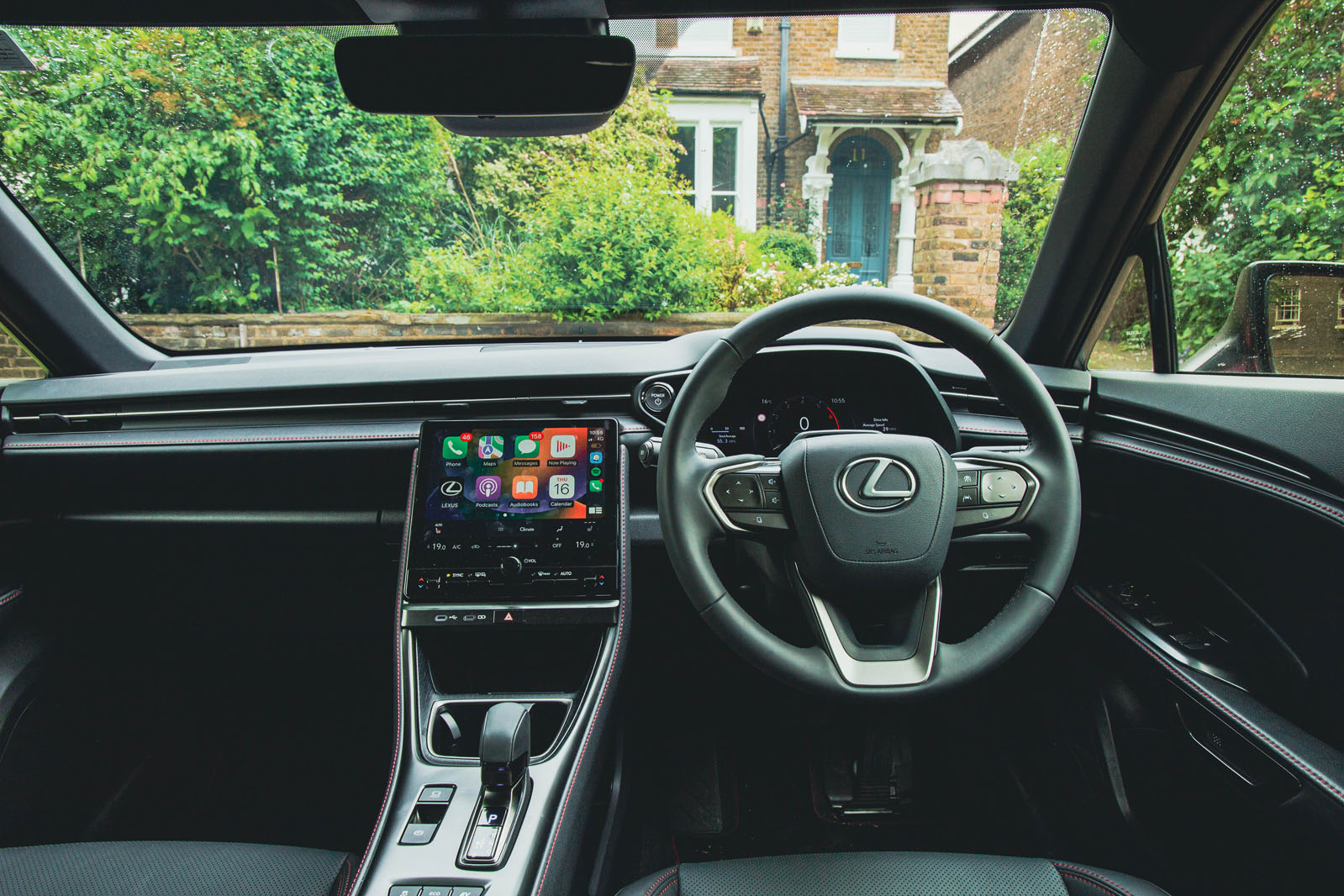 طراحی داخلی و داشبورد لکسوس LBX