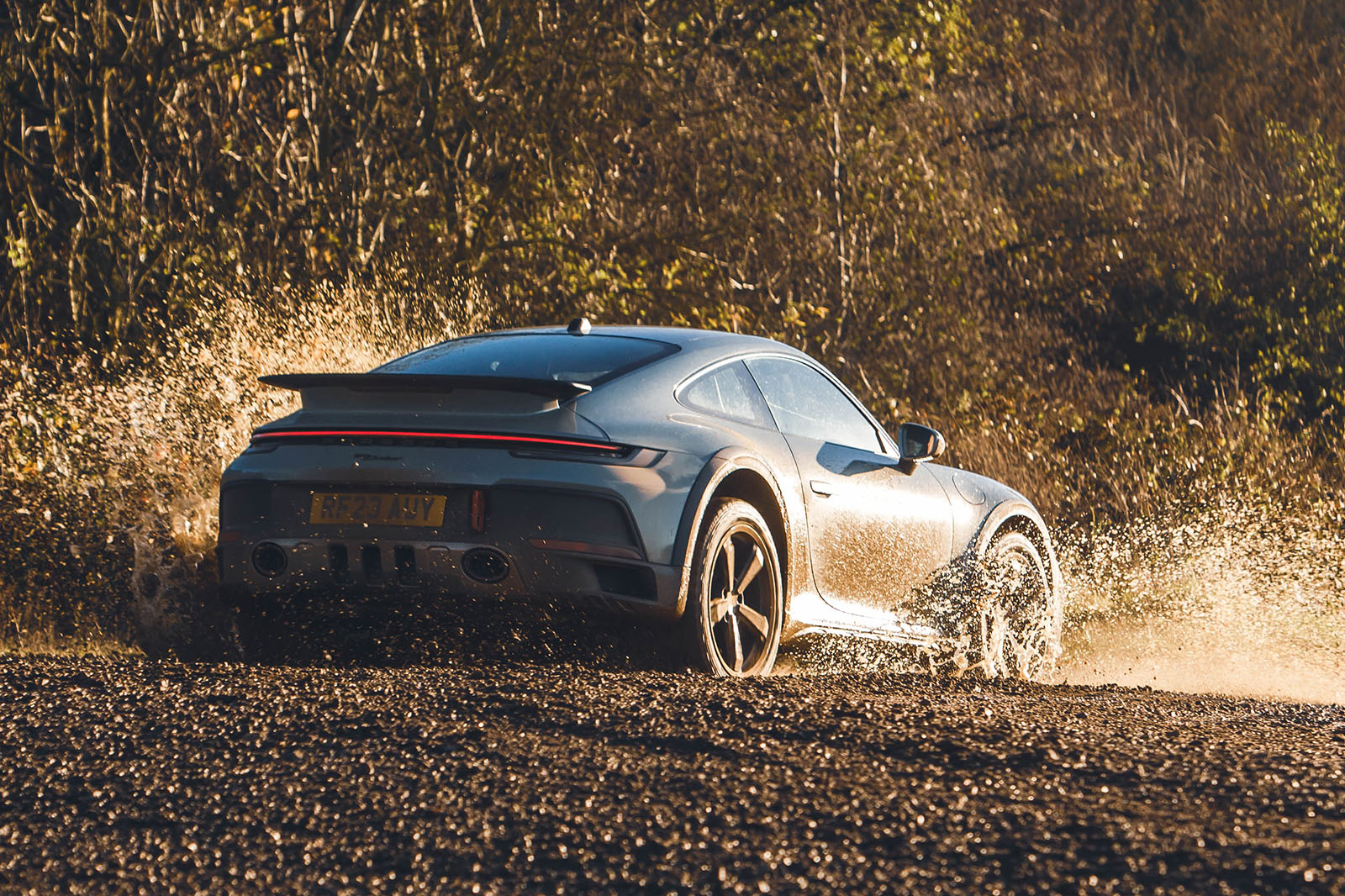 نمای عقب پورشه 911 داکار در حال حرکت