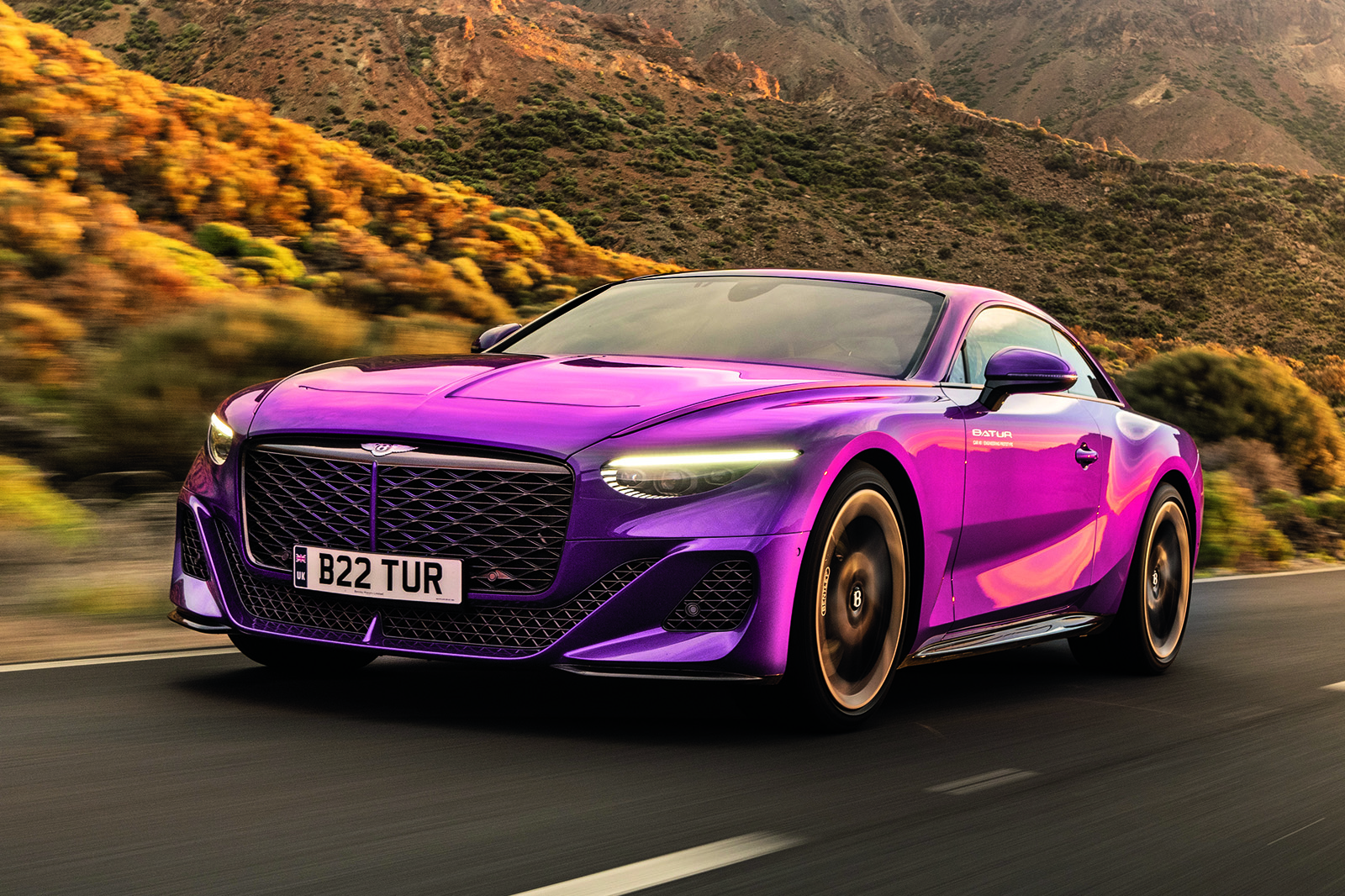 نمای جلو بنتلی باتور با طراحی قدرتمند و تهاجمی