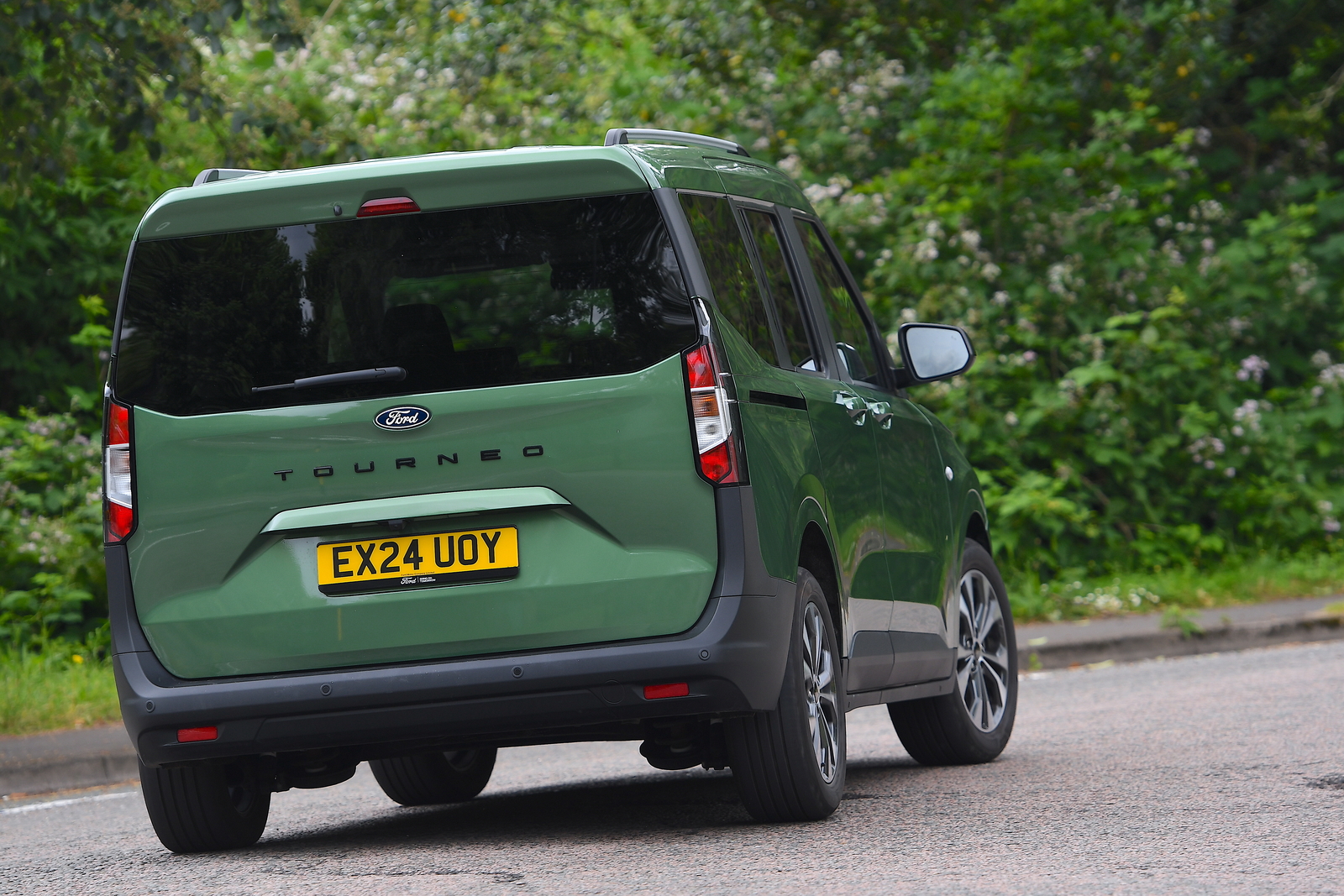 نمای عقب فورد تورنیو کوریر 2024