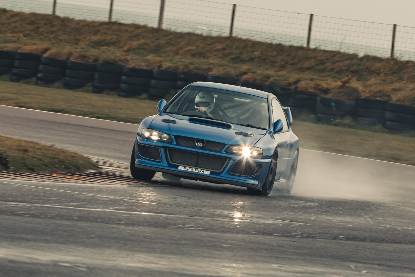 پرودرایو پی 25 در حال دور زدن در پیست مسابقه