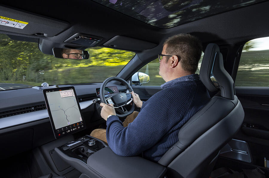 نمای شانه پولستار 3 پولستار 3 در حال رانندگی