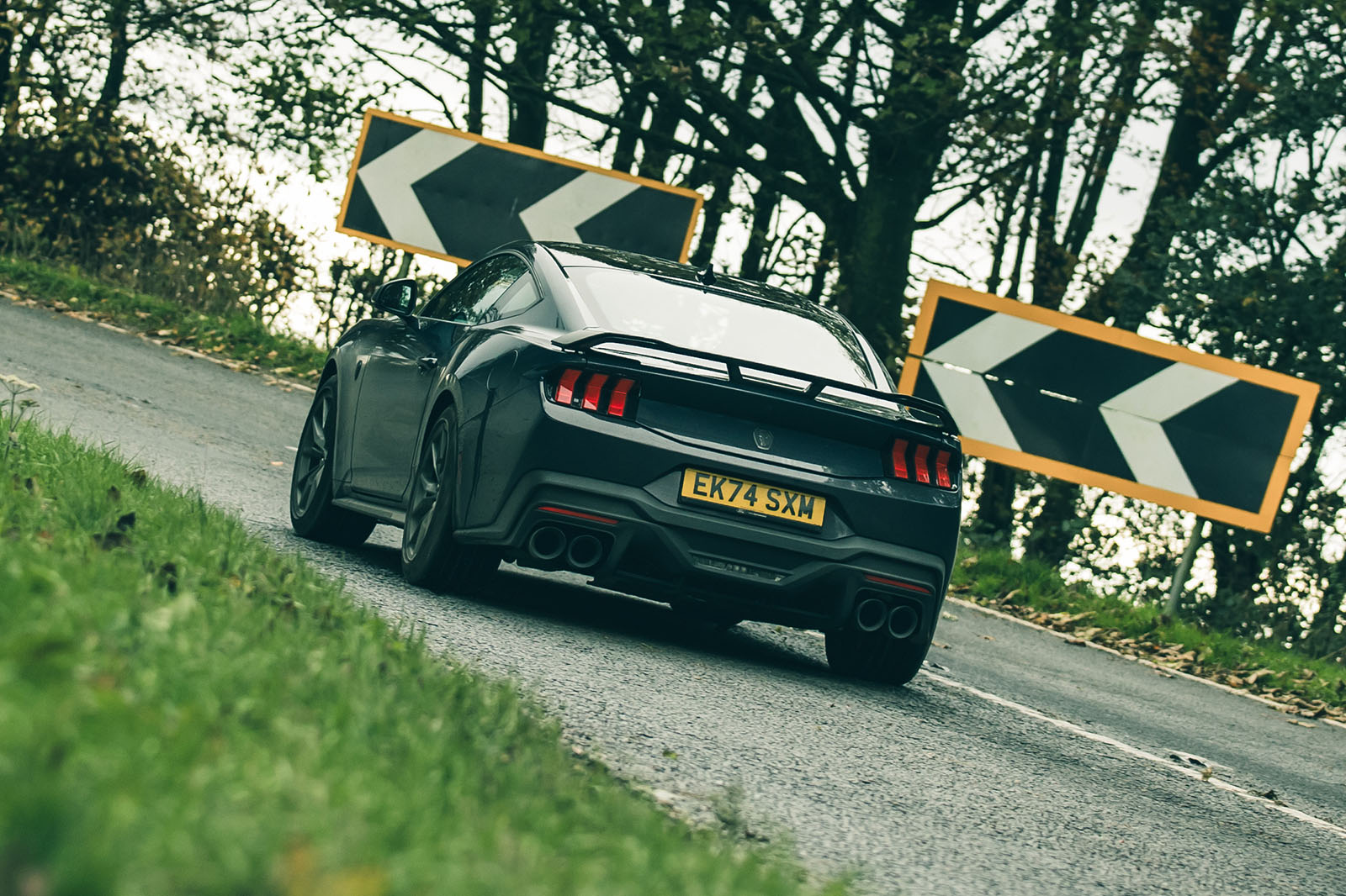 نمای عقب و پیچیدن فورد موستانگ دارک هورس