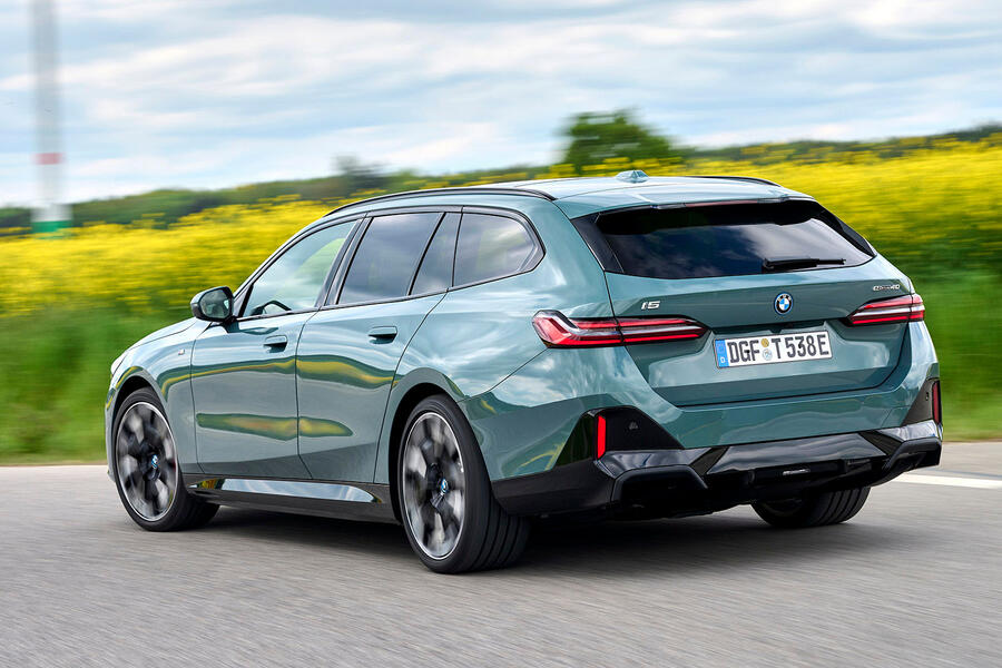 بی ام و i5 تورینگ در حال عبور از پیچ