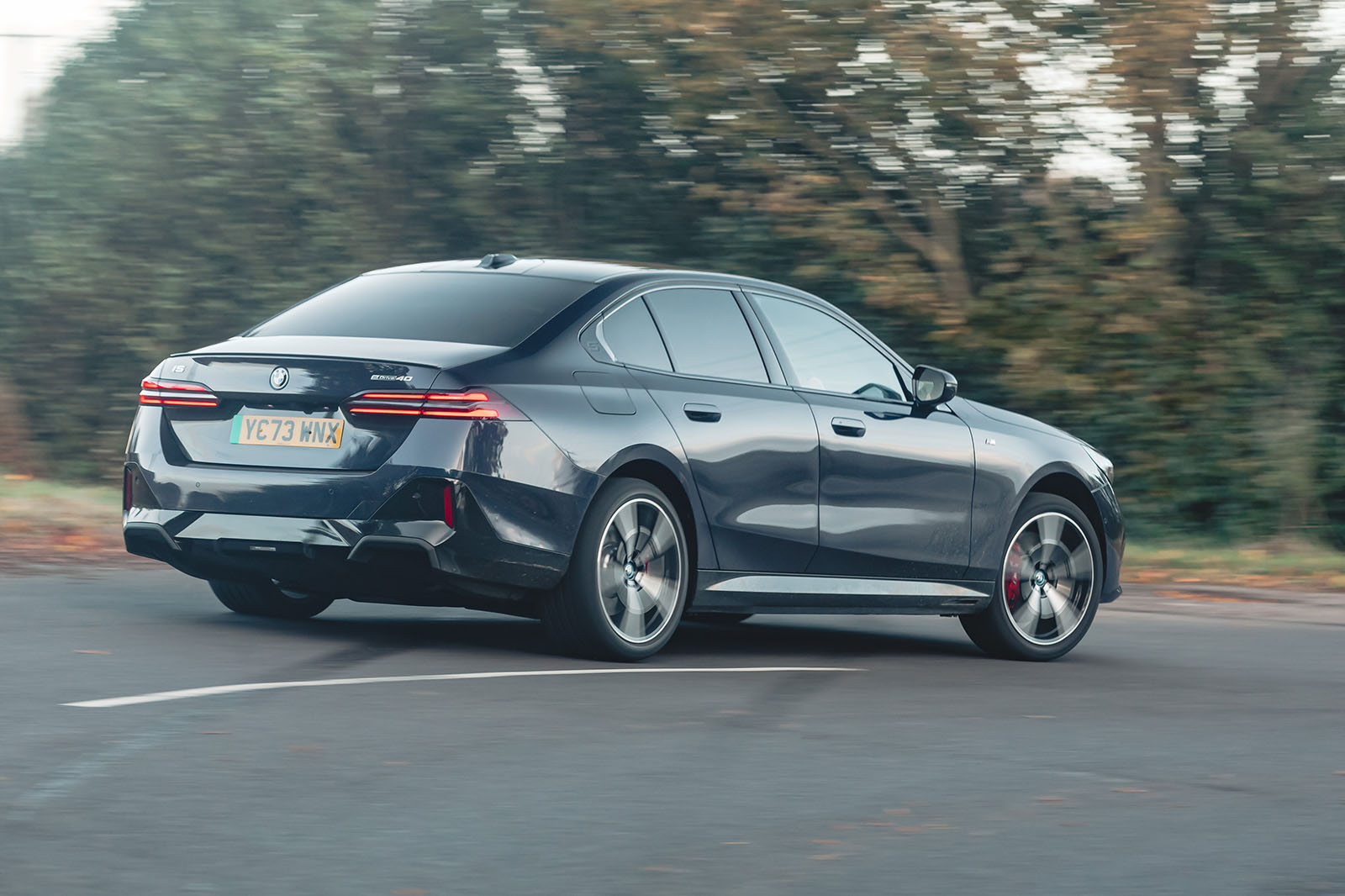 هندلینگ و پایداری بی ام و i5 در پیچ