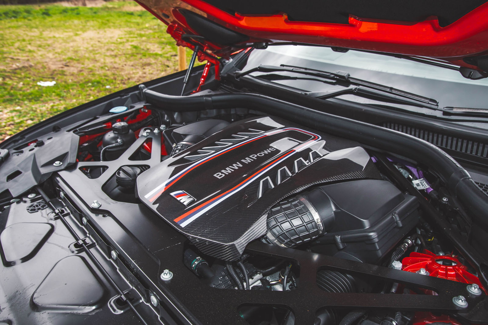 نمای موتور V8 توئین‌توربو بی ام و X6 M Competition